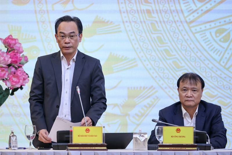 Thứ trưởng Bộ Giáo dục và Đào tạo Hoàng Minh Sơn nói về vụ cô giáo bị ném dép ở Tuyên Quang -0