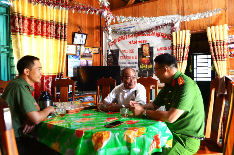Mục sư Liêng Hót Ha Sưng làm nhiều việc tốt góp phần giữ bình yên buôn làng -0