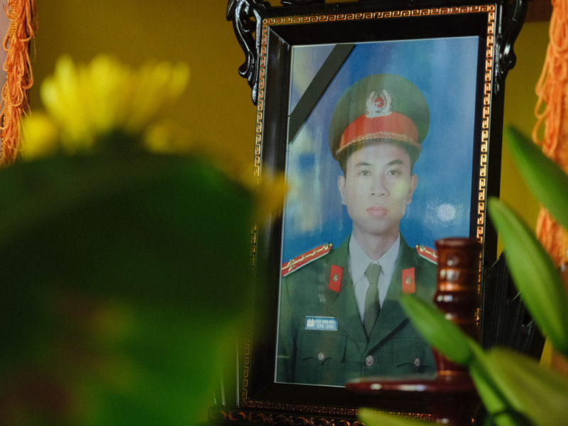 Báo CAND trao 50 triệu đồng hỗ trợ gia đình Đại úy Trần Trung Hiếu hy sinh khi làm nhiệm vụ -0