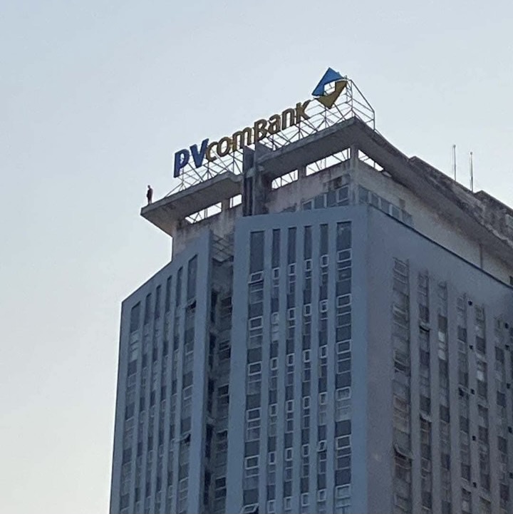 Giải cứu thiếu nữ đứng cầm dao đứng trên tầng thượng chung cư định tự tử -0