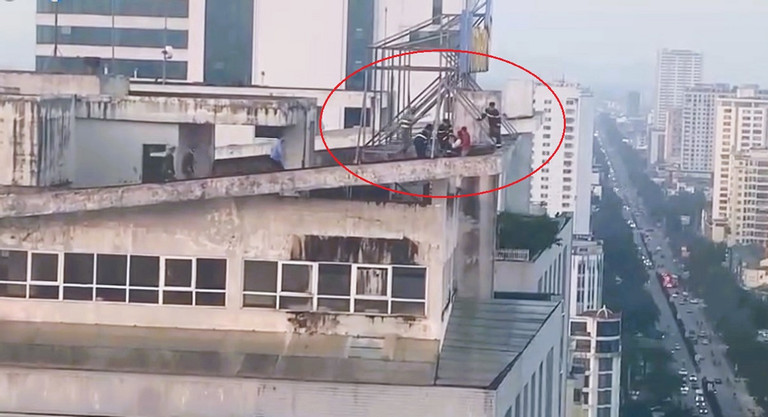 Cảnh sát giải cứu thiếu nữ cầm dao đứng trên tầng 25 định tự tử -0