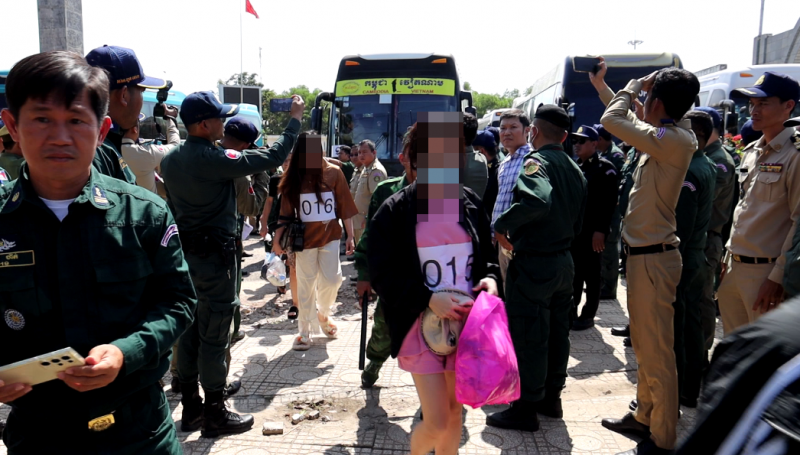 lực lượng chức năng campuchia bàn giao các công dân việt nam tại cửa khẩu qt mộc bài.png -0