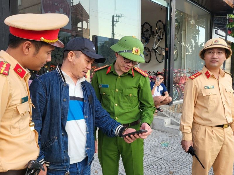 Truy nã hai đối tượng nguy hiểm trốn khỏi nơi giam giữ -0