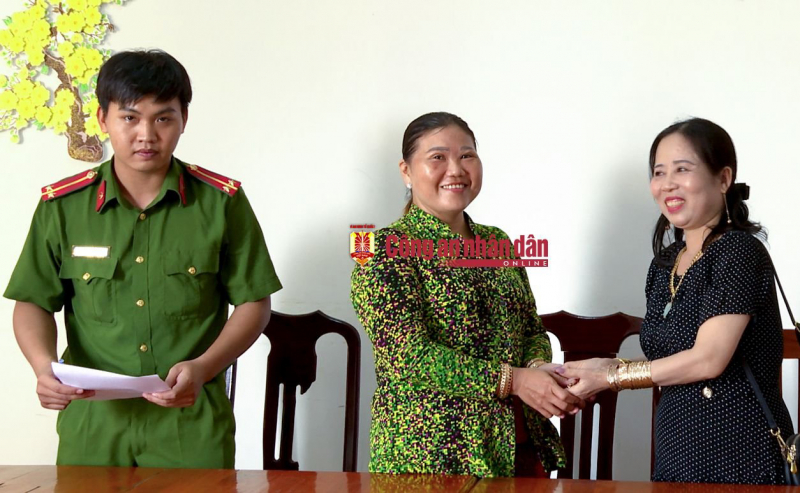 Nhặt được dây chuyền trị giá trên 100 triệu, mang đến Công an tìm người trả lại -0