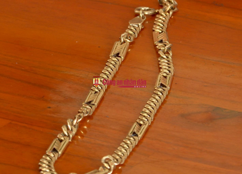 Nhặt được dây chuyền trị giá trên 100 triệu, mang đến Công an tìm người trả lại -0