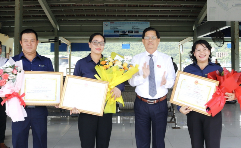 3 nhân viên Bến tàu du lịch Nha Trang được Chủ tịch UBND tỉnh Khánh Hòa tặng bằng khen -0