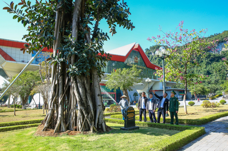 Cột mốc Hữu nghị mới ở biên giới Việt - Trung -0