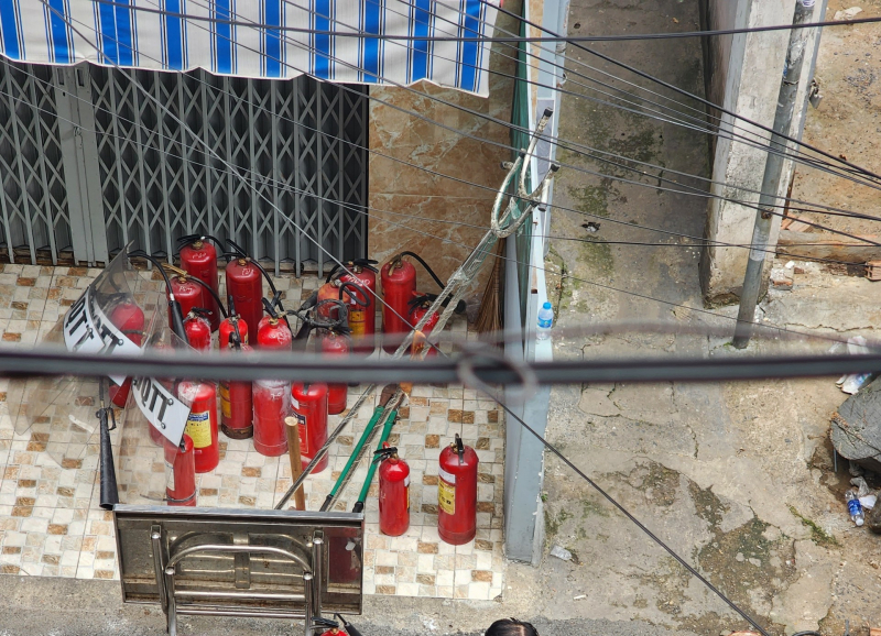 Khống chế đối tượng nghi ngáo đá, đốt nhà đe dọa người thân, cố thủ nhiều giờ -0