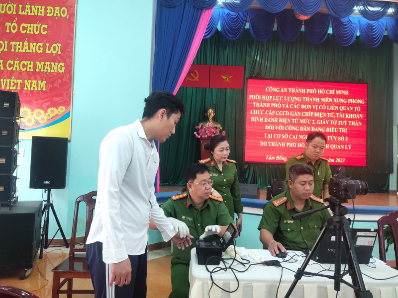 Cấp CCCD, tài khoản định danh điện tử mức 2 đối với 342 trường hợp nhân khẩu đặc biệt -0