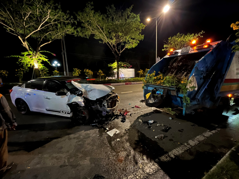 Một công nhân thu gom rác bị ô tô tông tử vong -0