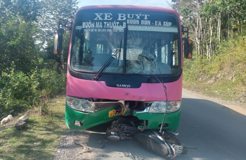  Xe máy lấn làn tông xe buýt, 2 bố con tử vong -0