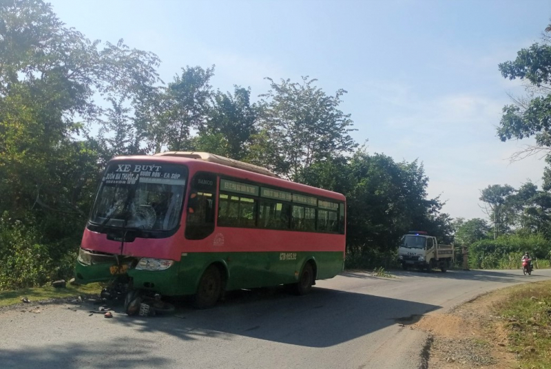  Xe máy lấn làn tông xe buýt, 2 bố con tử vong -0