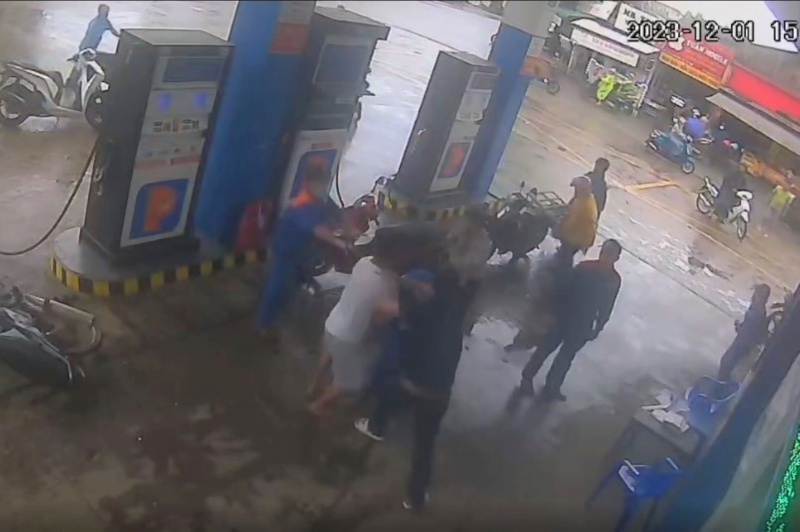 Làm rõ 2 đối tượng dùng vỏ chai bia đánh nhân viên cây xăng bị thương -0