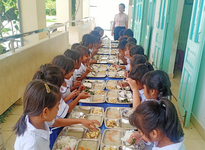 Chuyện “nuôi cơm, cấp học bổng” cho học sinh dân tộc thiểu số -0