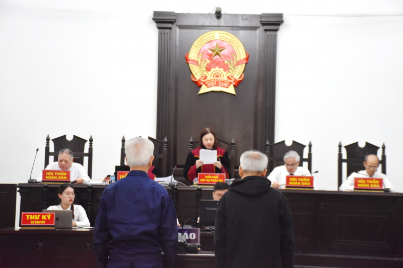 Cựu Chủ tịch và Phó Chủ tịch UBND tỉnh Khánh Hòa tiếp tục hầu tòa với tư cách… bị cáo -0
