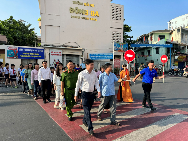 TP Hồ Chí Minh: Rèn kỹ năng sang đường an toàn cho học sinh  -1