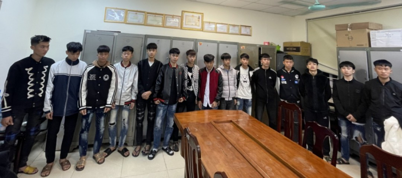 Khởi tố nhóm thanh thiếu niên sử dụng hung khí “hỗn chiến”  -0