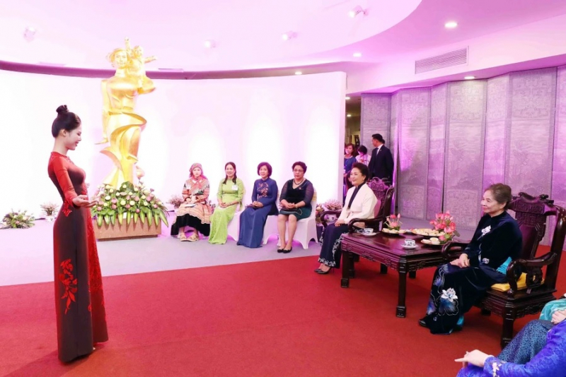 Phu nhân Trung Quốc ấn tượng với những tấm gương phụ nữ Việt Nam -0