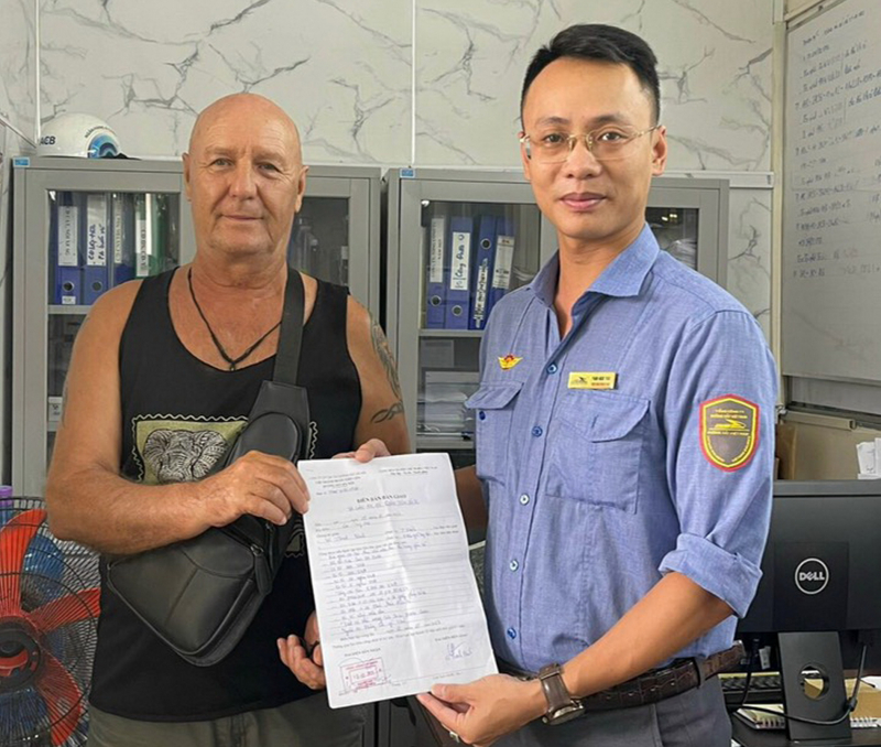 Du khách Pháp vui mừng nhận lại chiếc túi có nhiều tài sản đã bỏ quên trên tàu khách -0