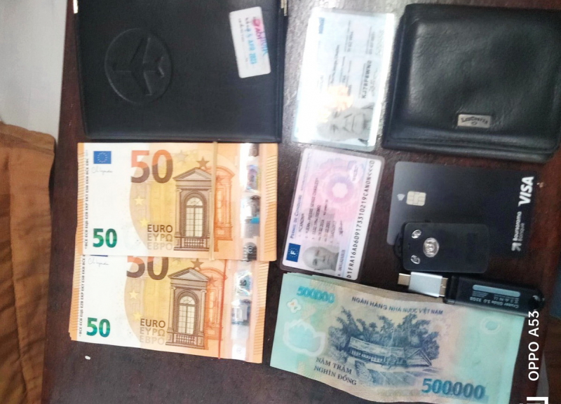 Du khách Pháp vui mừng nhận lại chiếc túi có nhiều tài sản đã bỏ quên trên tàu khách -0