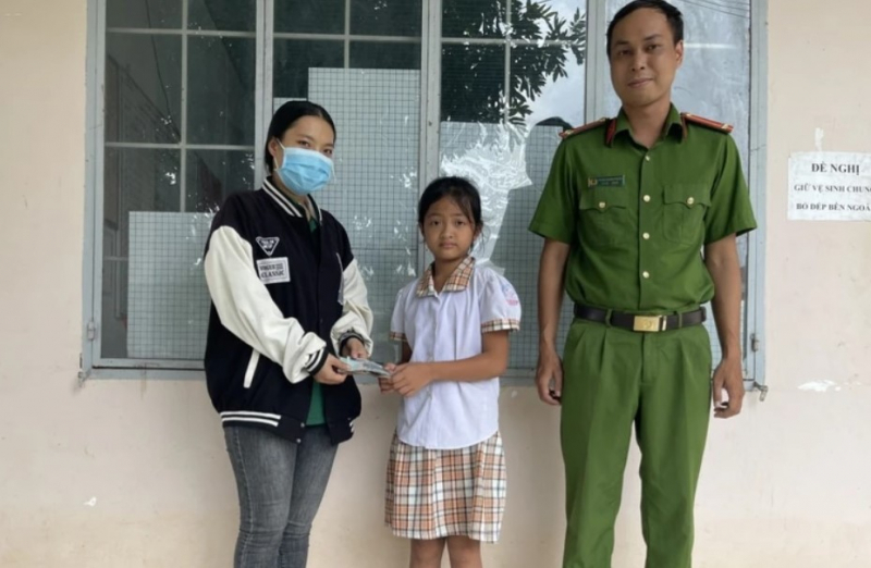 Biểu dương học sinh lớp 3 nhặt được 14 triệu đồng đem giao nộp Công an -0