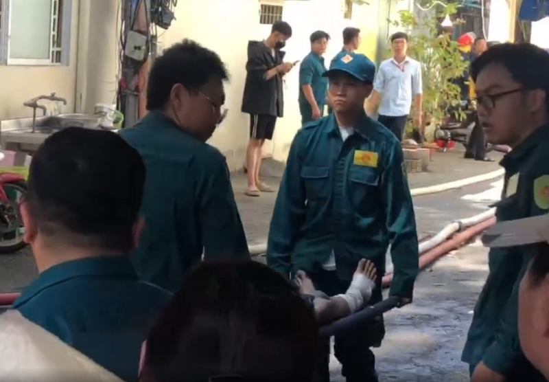 Giải cứu 12 người trong vụ cháy căn nhà trong hẻm -0
