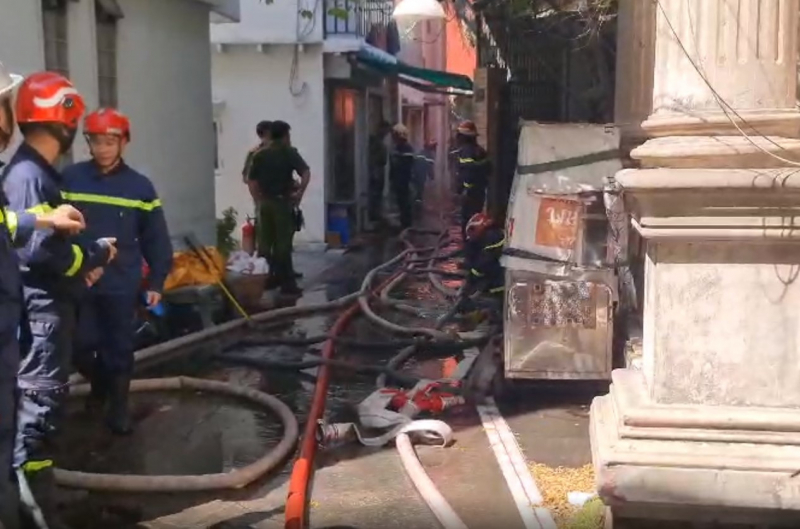 4 cán bộ chiến sĩ bị thương trong lúc giải cứu và hướng dẫn 12 người thoát khỏi đám cháy -0