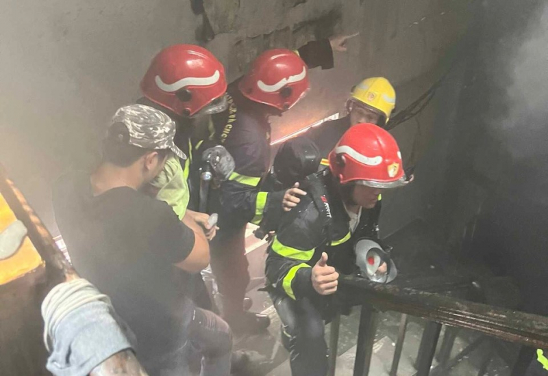 Giải cứu 12 người trong vụ cháy căn nhà trong hẻm -0