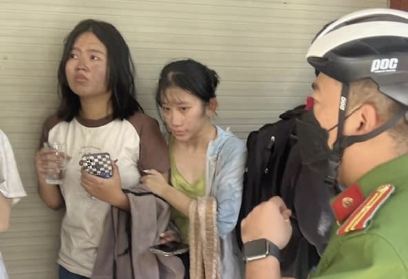 4 cán bộ chiến sĩ bị thương trong lúc giải cứu và hướng dẫn 12 người thoát khỏi đám cháy -0