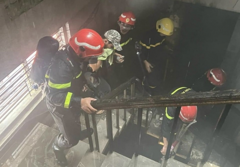 4 cán bộ chiến sĩ bị thương trong lúc giải cứu và hướng dẫn 12 người thoát khỏi đám cháy -0