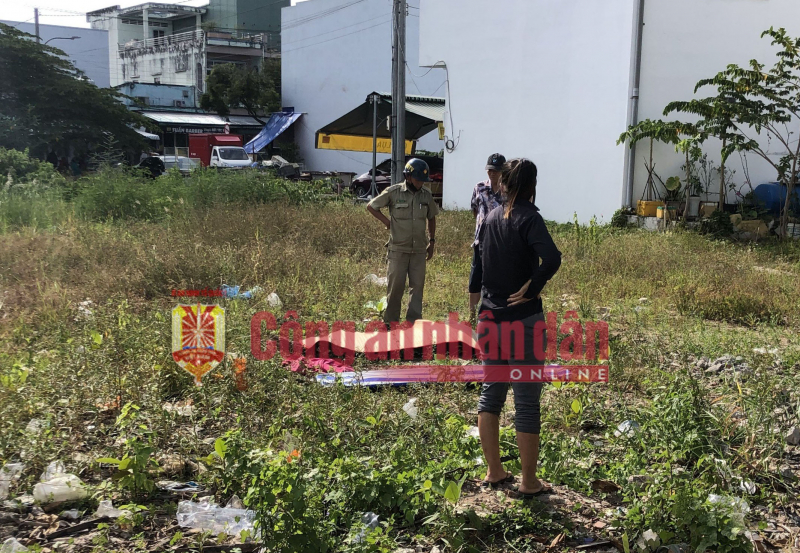 Người đàn ông tử vong bất thường tại bãi đất trống ven đường -1