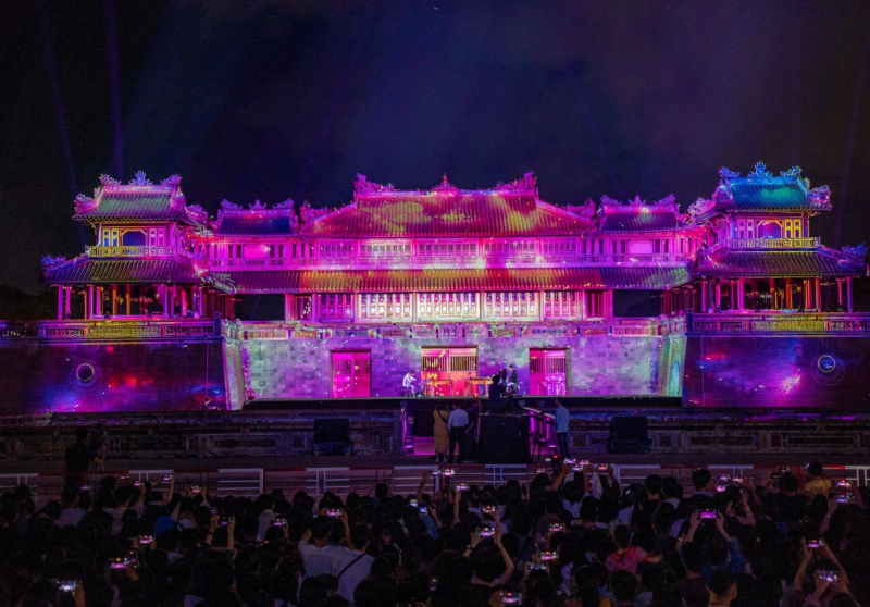 Ngọ Môn Huế lung linh trong đêm nhạc tình hữu nghị Việt - Pháp -0