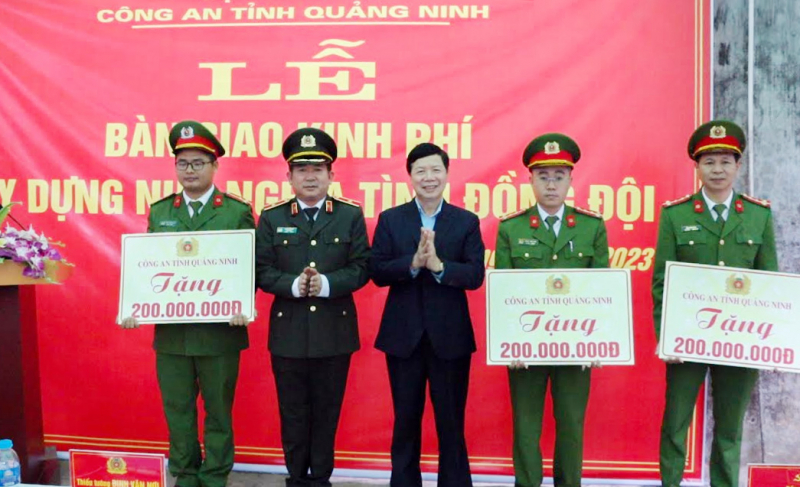Công an Quảng Ninh bàn giao kinh phí xây dựng 3 căn nhà nghĩa tình đồng đội -0