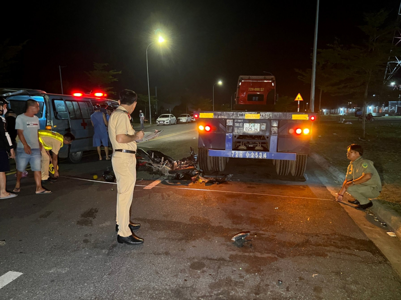Tông vào đuôi xe container đậu ven đường, hai người thương vong  -0