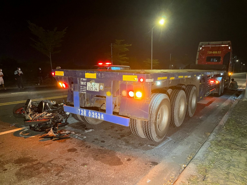 Tông vào đuôi xe container đậu ven đường, hai người thương vong  -0