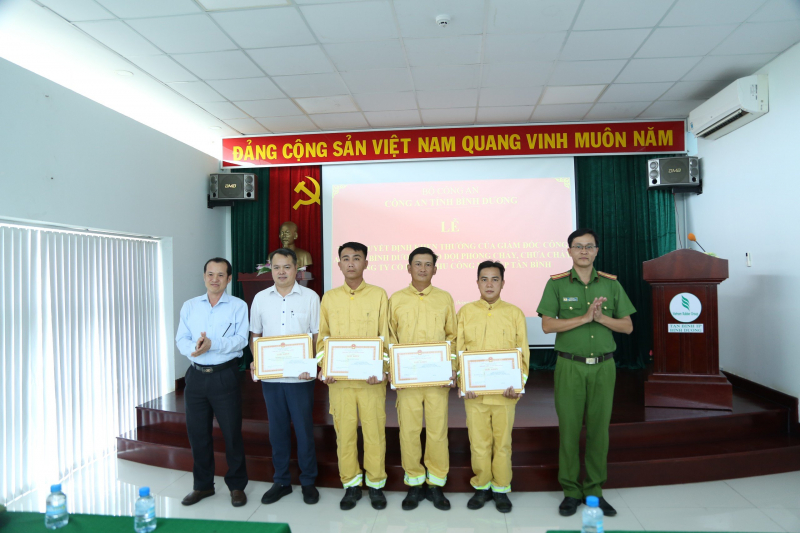 Nhiều tập thể, cá nhân được khen thưởng vì thành tích xuất sắc trong chữa cháy -0