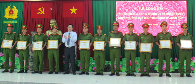 Được khen thưởng đột xuất vì liên tiếp khám phá nhanh các vụ trộm cắp, cướp giật  -0