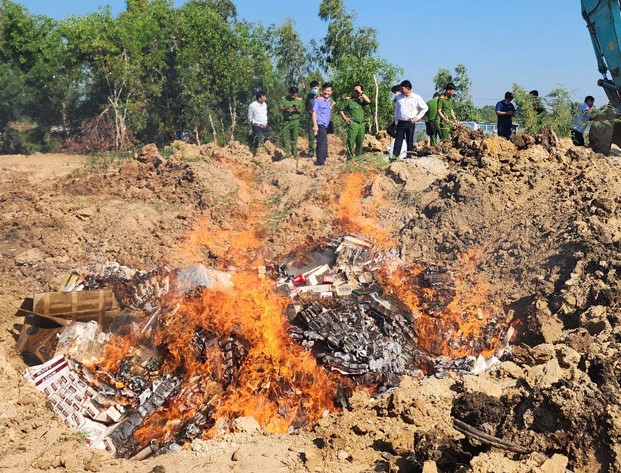Tiêu hủy gần 51 ngàn gói thuốc lá ngoại nhập lậu -0