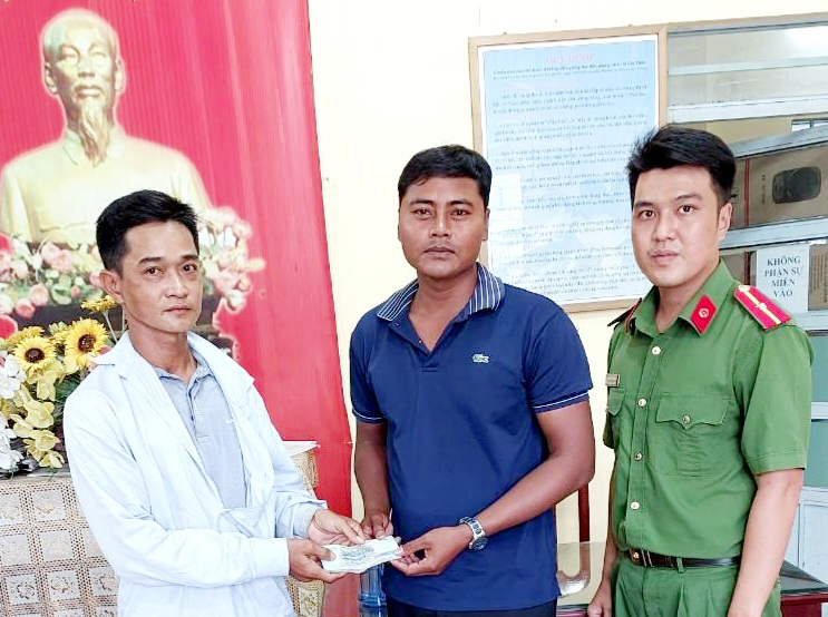 Nhặt được 26 triệu đồng, mang đến Công an nhờ tìm người trả lại -0