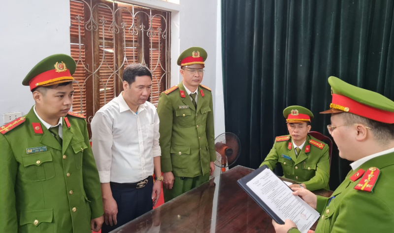 Lừa đảo chiếm đoạt 2,3 tỉ đồng, một giám đốc kho bạc bị bắt -0