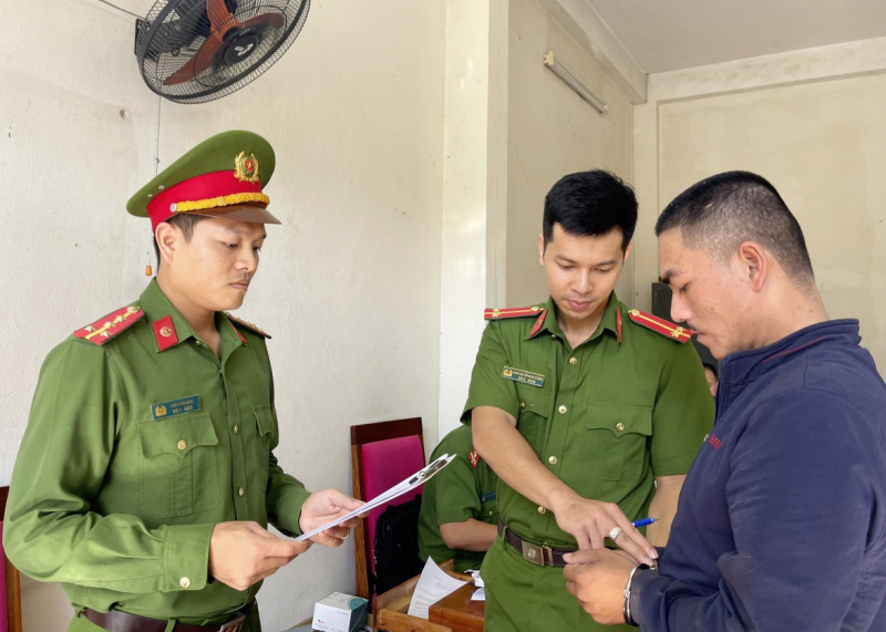 Bị ép vay nóng với lãi suất đến 1.284%/năm để trả nợ cũ -0