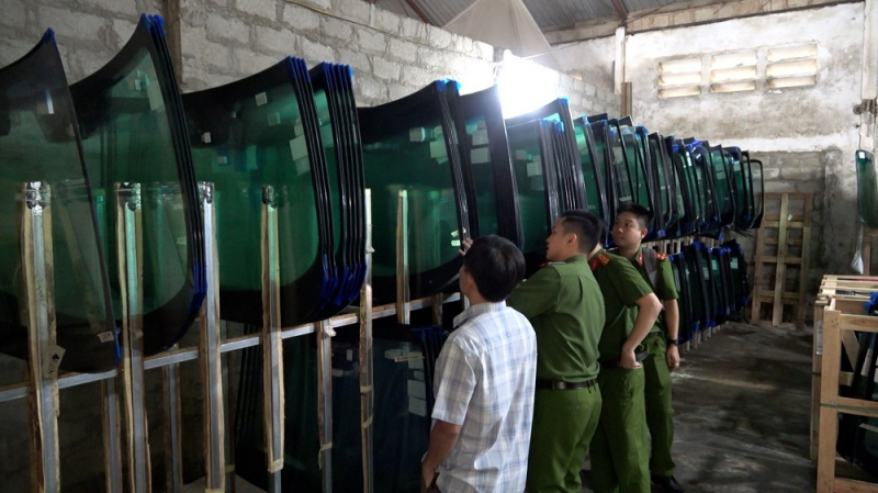 Triệt phá đường dây sản xuất kính xe ô tô giả nhãn mác của các hãng ô tô thương hiệu -0