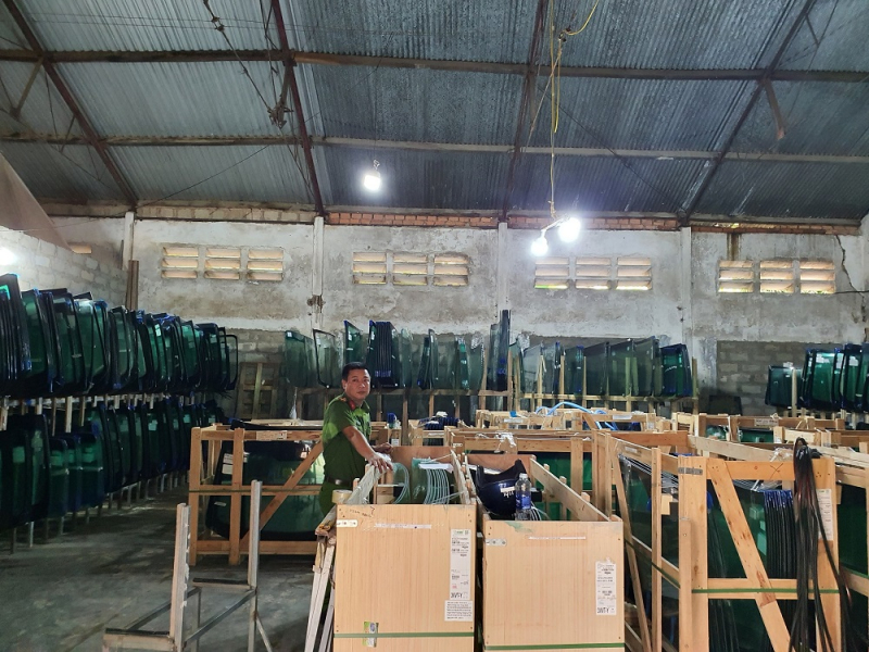 Triệt phá đường dây sản xuất kính xe ô tô giả nhãn mác của các hãng ô tô thương hiệu -0