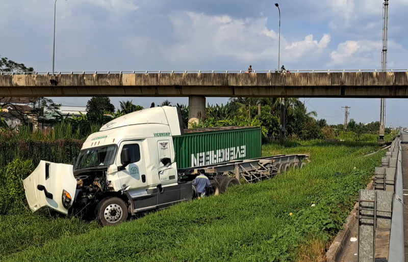 Xe đầu kéo tông sập taluy, lao ra khỏi đường cao tốc  -1