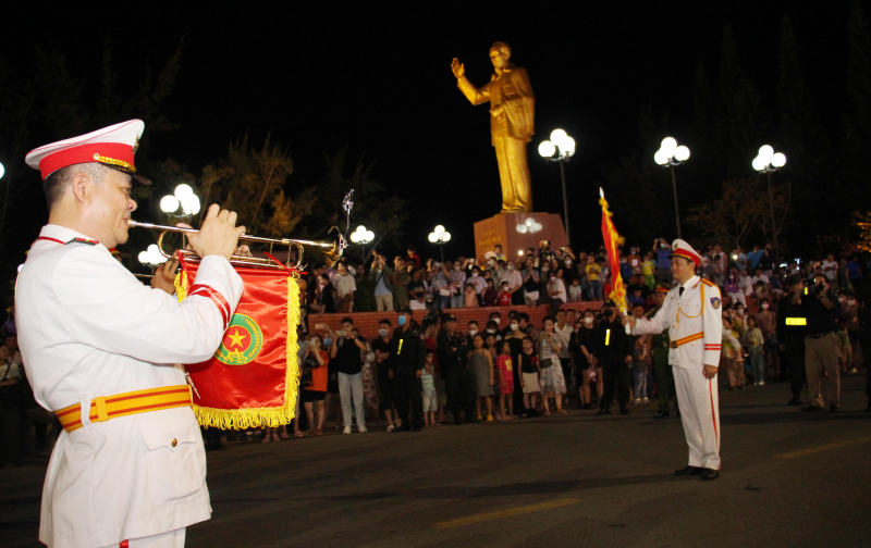 Đặc sắc chương trình nghệ thuật do Đoàn Nghi lễ CAND biểu diễn tại Bến Ninh Kiều -0
