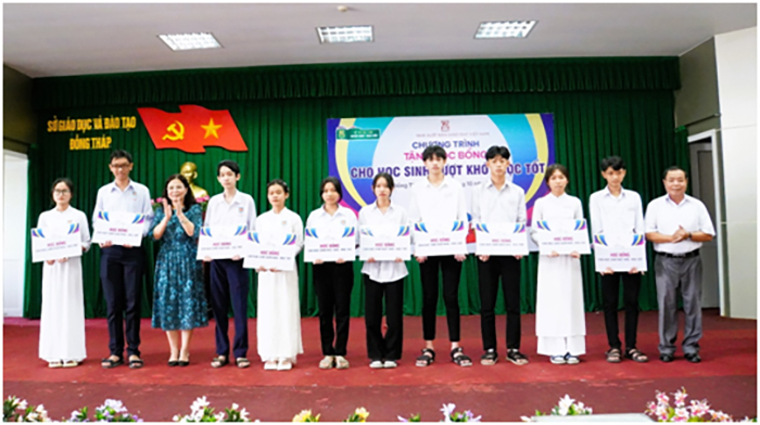 Tặng học bổng và hơn 100.000 bộ sách giáo khoa cho học sinh có hoàn cảnh khó khăn -0