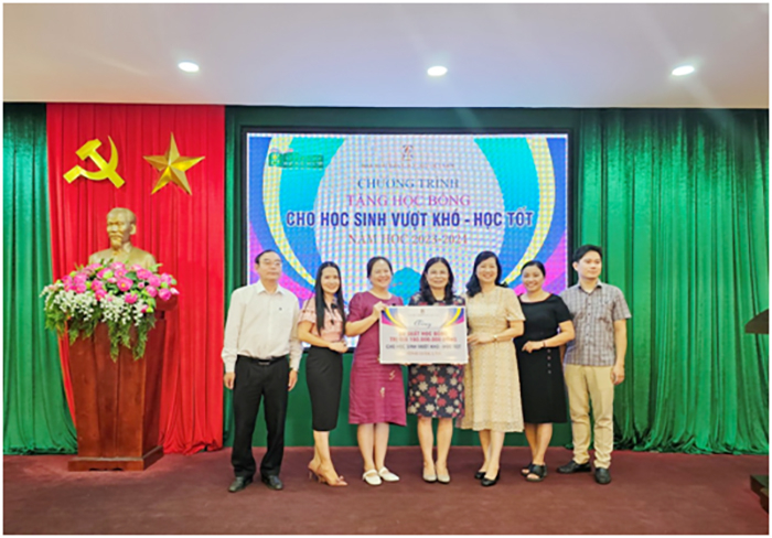 Tặng học bổng và hơn 100.000 bộ sách giáo khoa cho học sinh có hoàn cảnh khó khăn -0