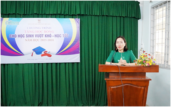 Tặng học bổng và hơn 100.000 bộ sách giáo khoa cho học sinh có hoàn cảnh khó khăn -0