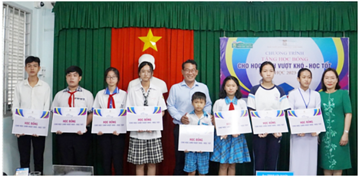 Tặng học bổng và hơn 100.000 bộ sách giáo khoa cho học sinh có hoàn cảnh khó khăn -0