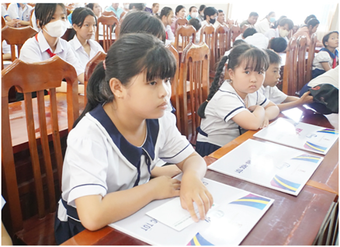 Tặng học bổng và hơn 100.000 bộ sách giáo khoa cho học sinh có hoàn cảnh khó khăn -0